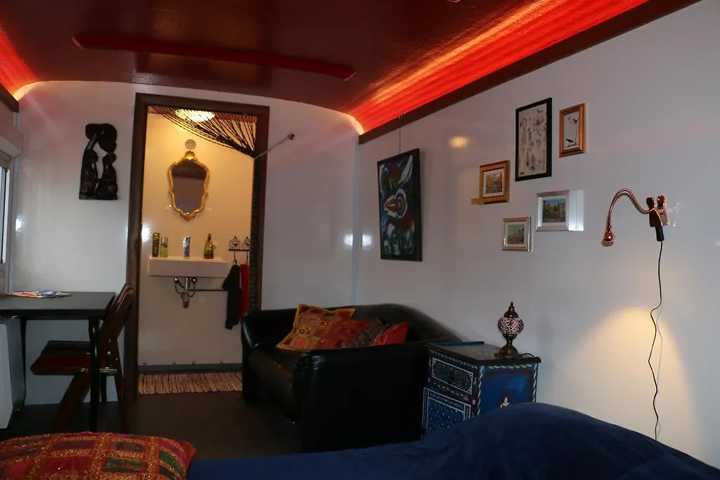 אמסטרדם B&B The Red House 0*,